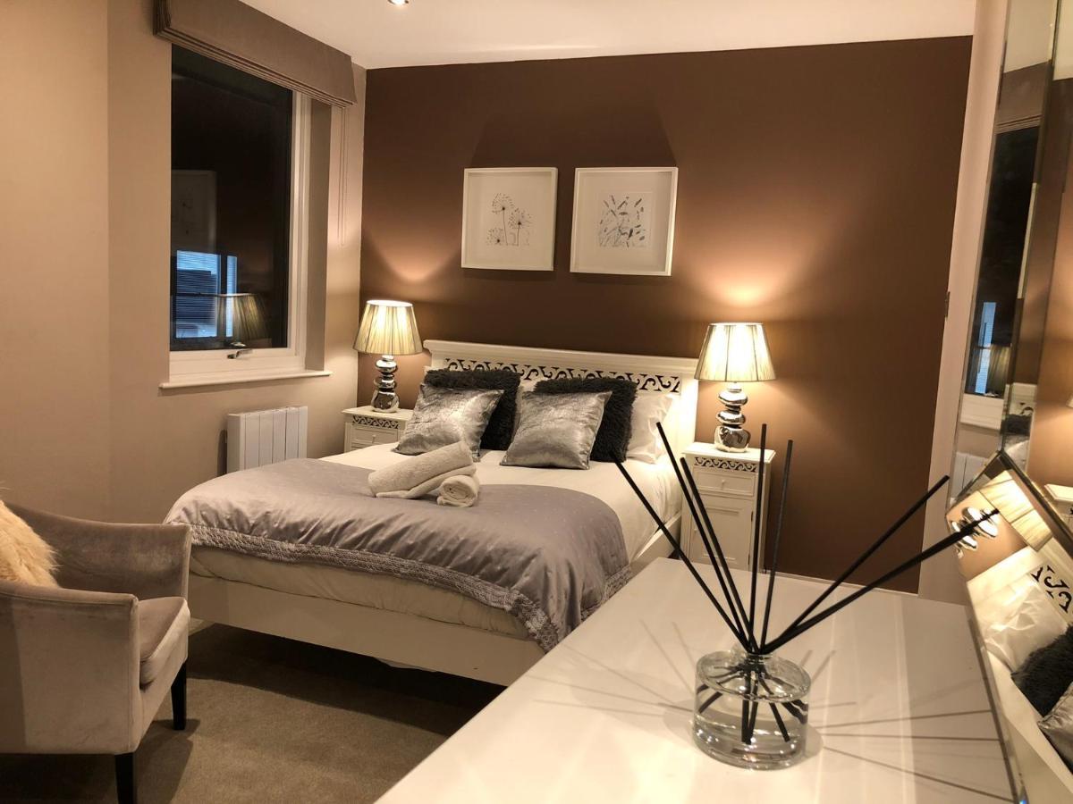 The Courtyard 2 Bedroom Apartments In Central Windsor With Parking Екстериор снимка