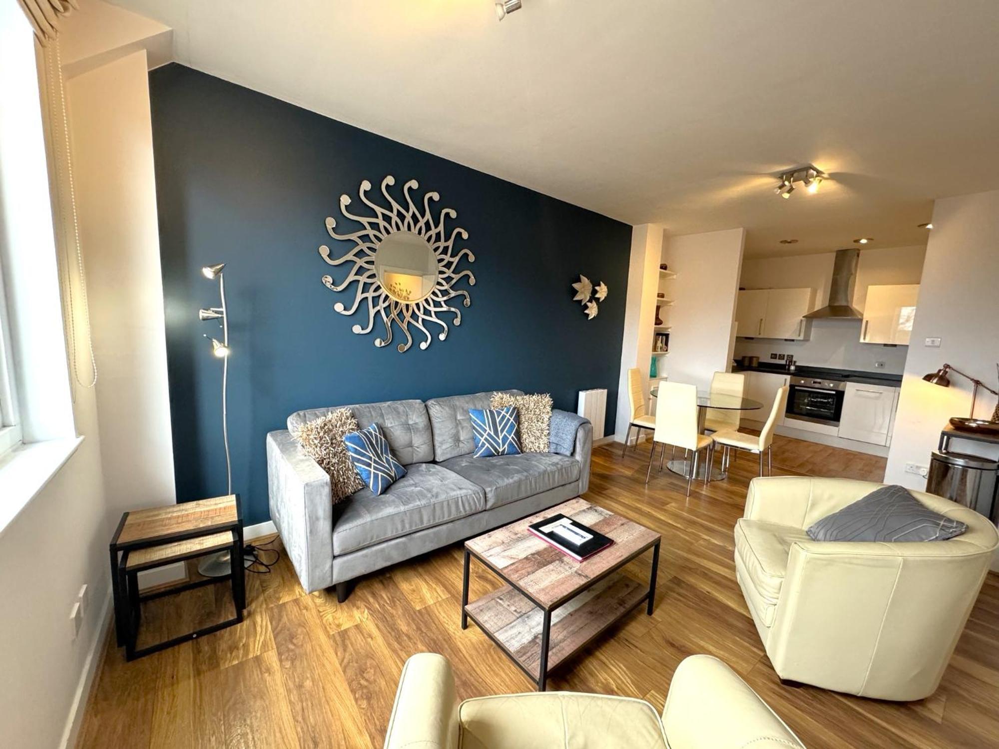 The Courtyard 2 Bedroom Apartments In Central Windsor With Parking Екстериор снимка