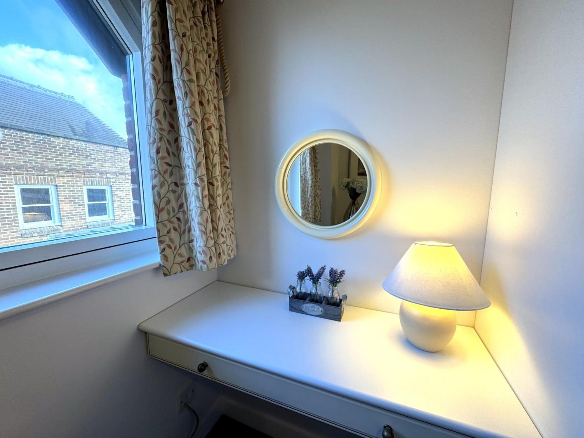 The Courtyard 2 Bedroom Apartments In Central Windsor With Parking Екстериор снимка