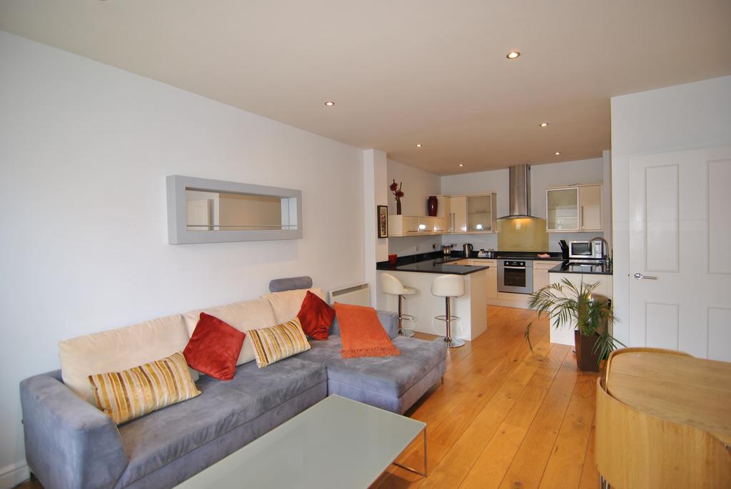 The Courtyard 2 Bedroom Apartments In Central Windsor With Parking Екстериор снимка